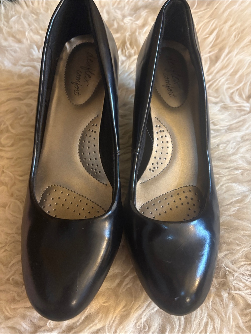 Dexflex Comfort black round-toe heels with cushioned insoles 6.5